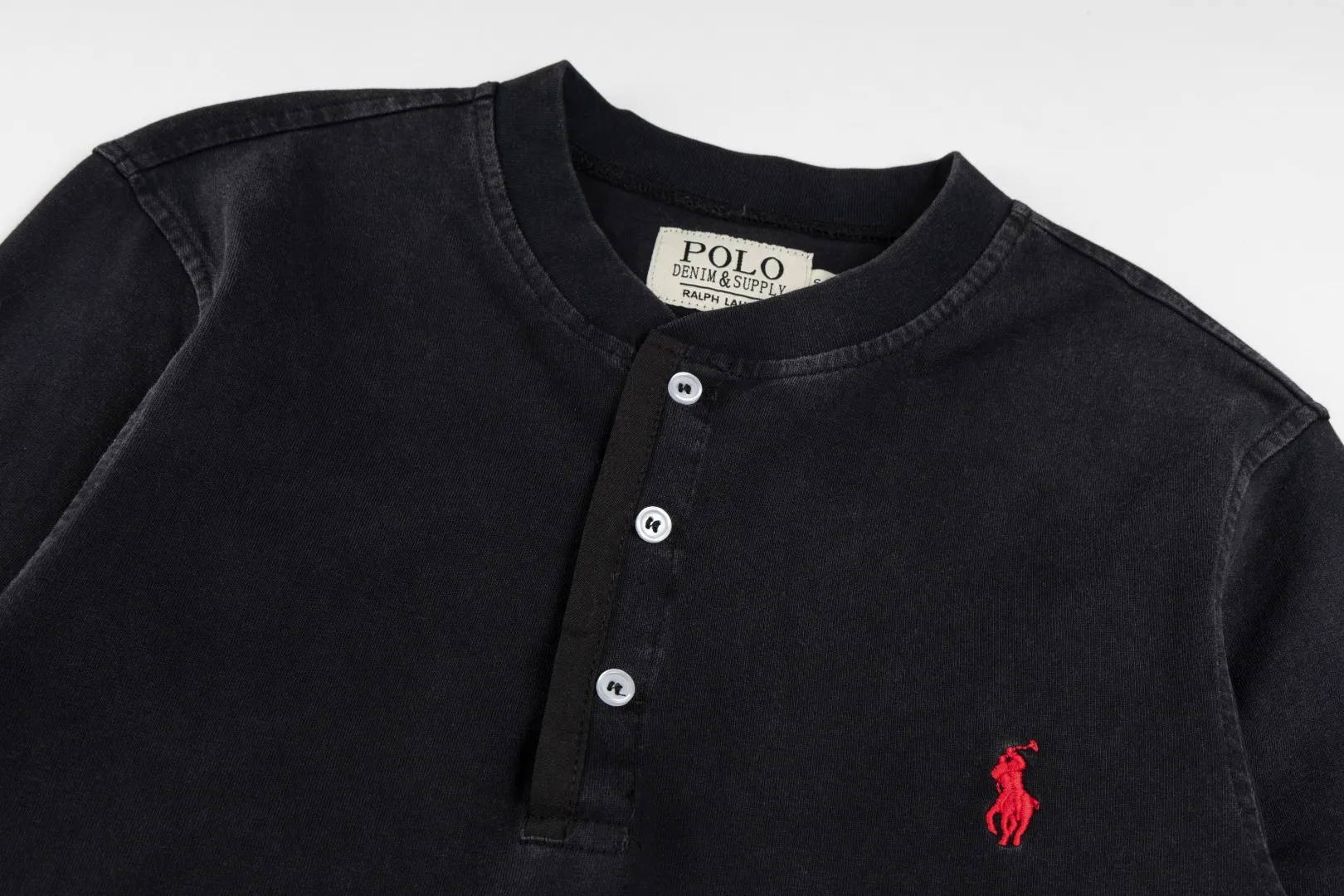P196 85 Ralph Lauren washed heavy brushed distressed henley stand-up collar open chest long-sleeved bottoming shirt thin sweatshirt fabric 100% Xinjiang long-staple cotton, imported embroidered logo on the chest custom threaded collar, classic embroidery, the highest version, suitable for business and leisure daily use! 🌘3-button placket, laser logo pearlescent resin buttons, cuffs and hem are double-stitched, different from the currency version. Washed and distressed, sand-washed and stir-fried. Color: White, Black, Navy Blue, Army Green, Gray Size: S M L XL Length: 69/70/72/75 Bust: 102/108/116/124 Shoulder width: 43/45/47/49 Recommended weight: 100-120/120-140/140-160/160-180 pounds